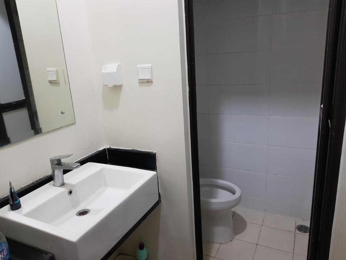Aloha Guest House - 1 Male Only Tangerang Esterno foto