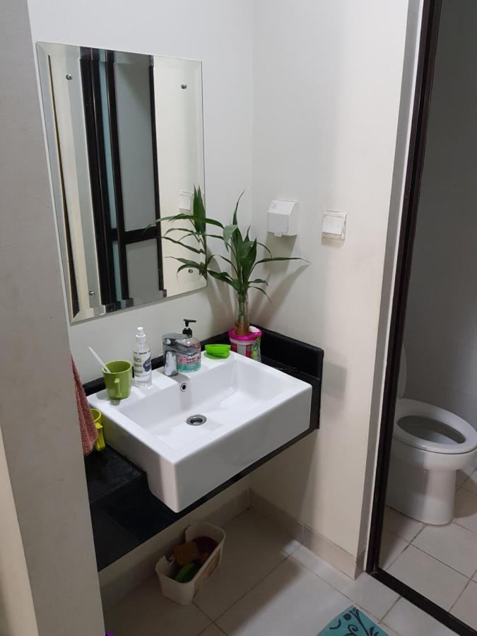 Aloha Guest House - 1 Male Only Tangerang Esterno foto